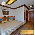 מלון Azmakhan 3*